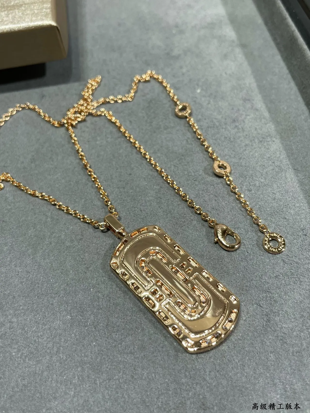 Collier pendentif en nacre de ton or rose pavé 6