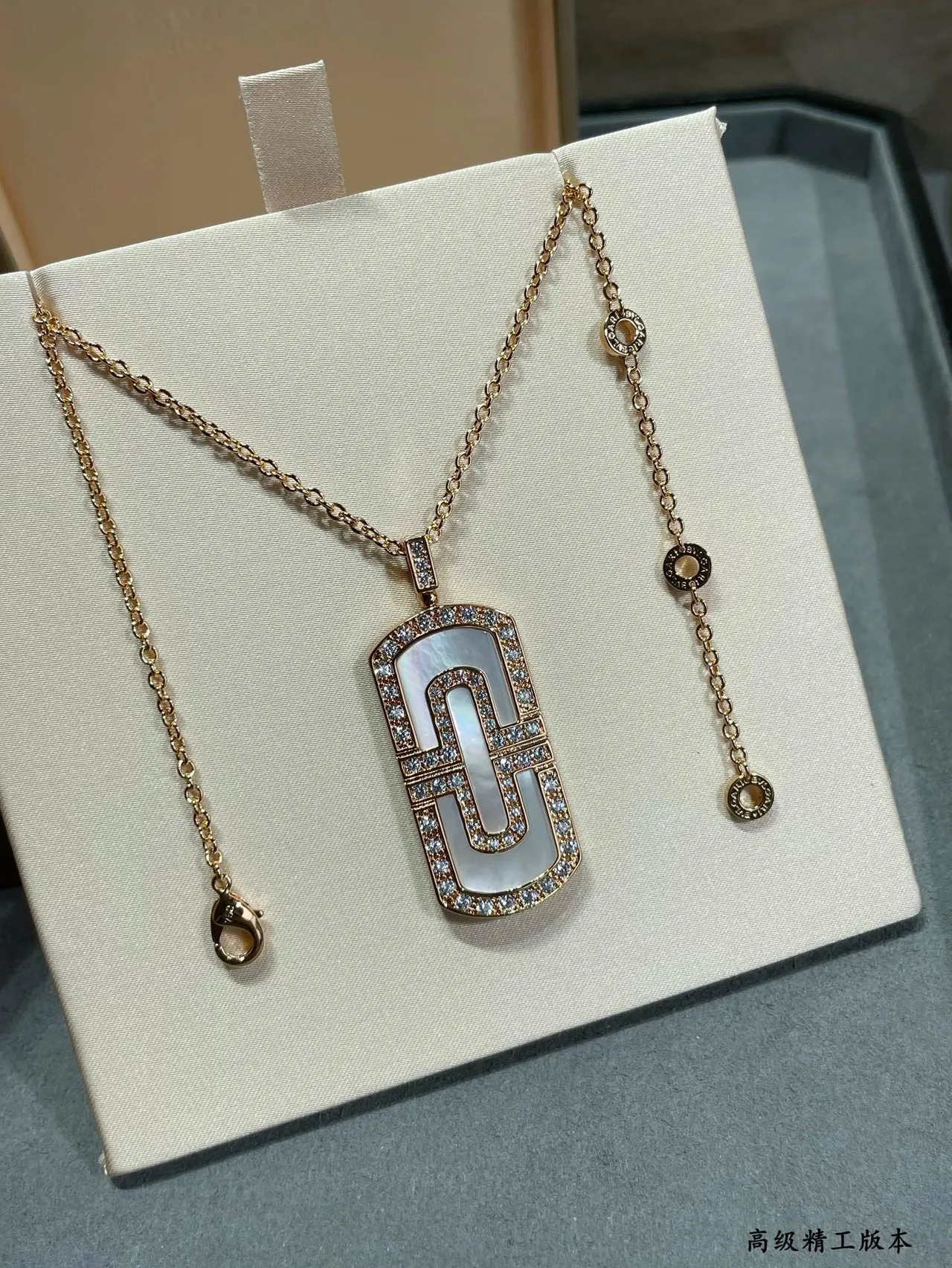 Collier pendentif en nacre de ton or rose pavé 7