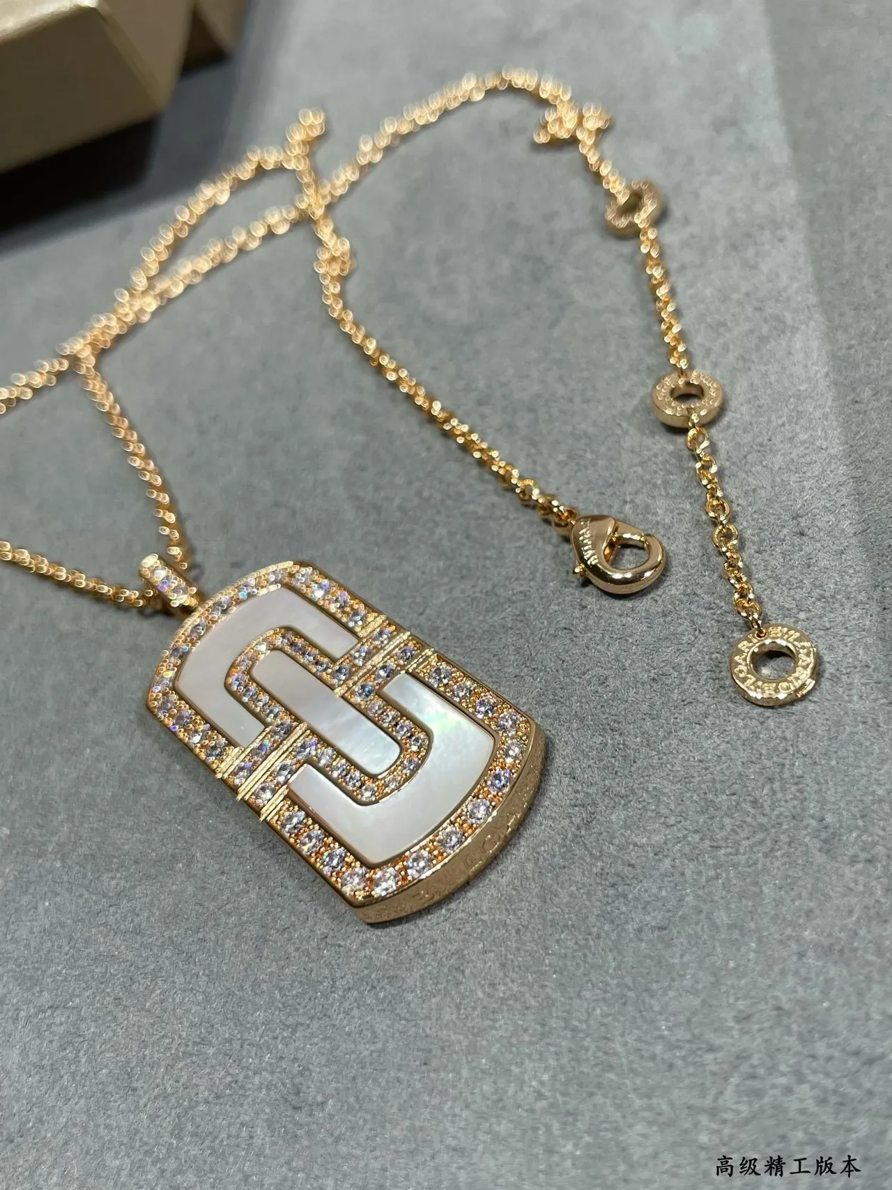 Collier pendentif en nacre de ton or rose pavé 8