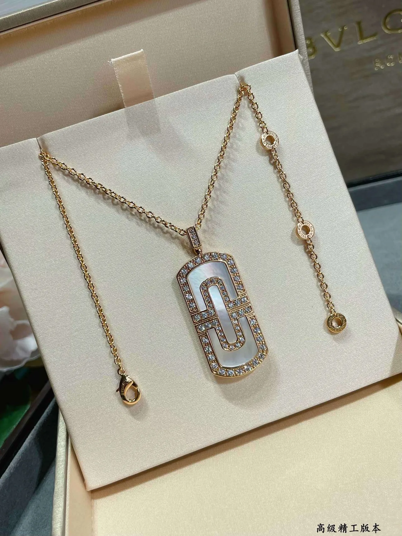 Collier pendentif en nacre de ton or rose pavé 9