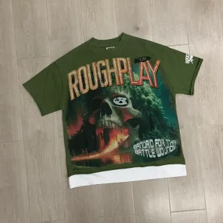 تي شيرت Roughplay أخضر عسكري وأبيض بقصة أوفرسايز وطباعة جرافيك