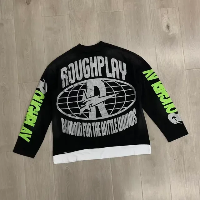 ROUGHPLAY Top de manga longa com estampado gráfico e barra distressed 6