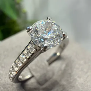 Bague diamant centre brillant rond quatre griffes Pavé diamants latéraux