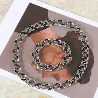 Colliers de Chaîne Curb Inlay Argent et Noir avec Charms Floraux
