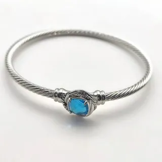 Pulsera de piedra facetada con construcción de cable plateada azul