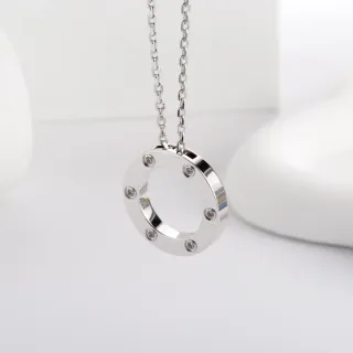 Collier avec pendentif d'anneau ouvert circulaire en argent et six pierres transparentes serties