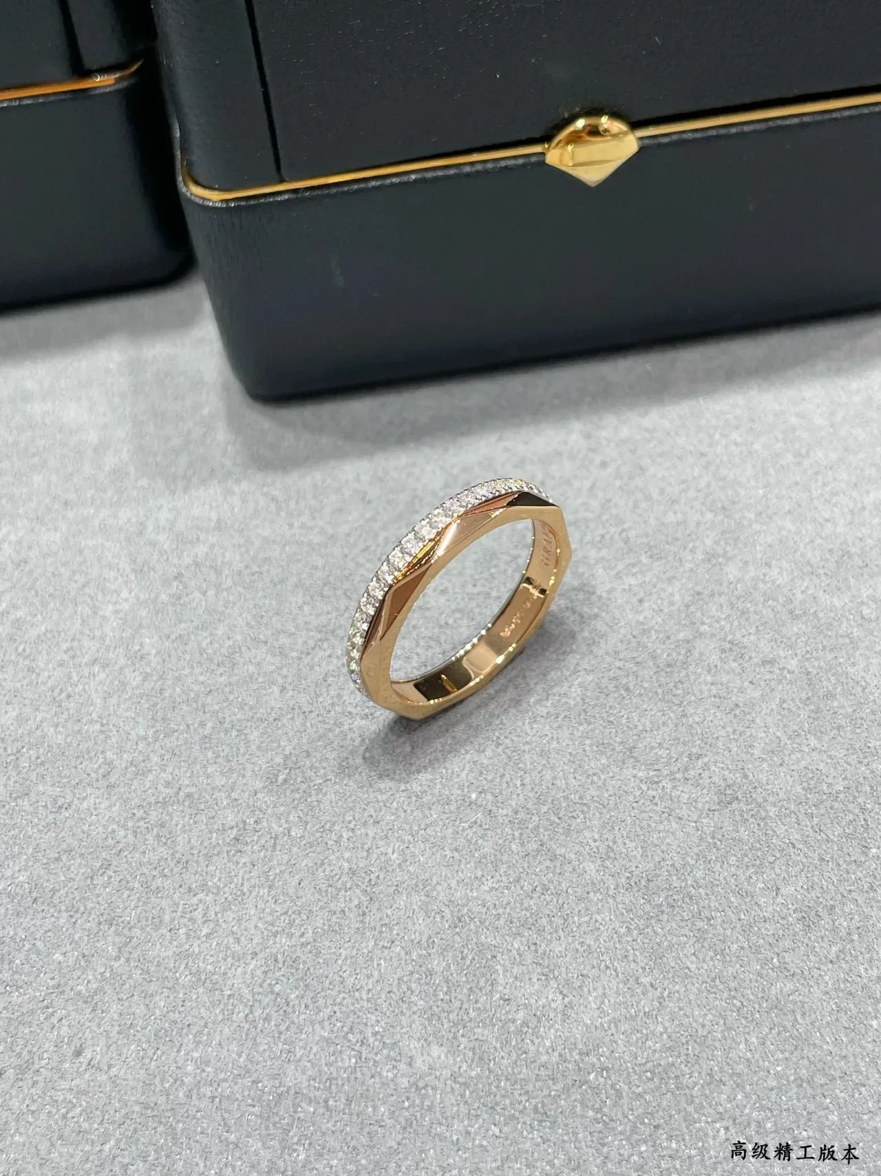 Bague géométrique faceted en argent et or avec diamants Pavé sur le bord 3