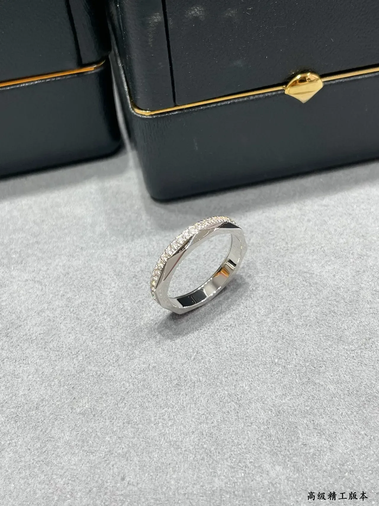 Bague géométrique faceted en argent et or avec diamants Pavé sur le bord 4