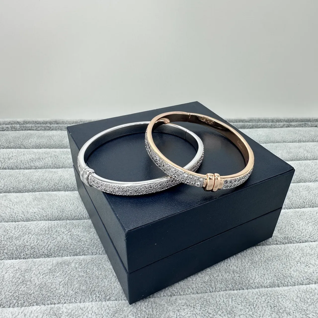 Bracelet rigide en argent et or pavé de cristaux avec charnière 3