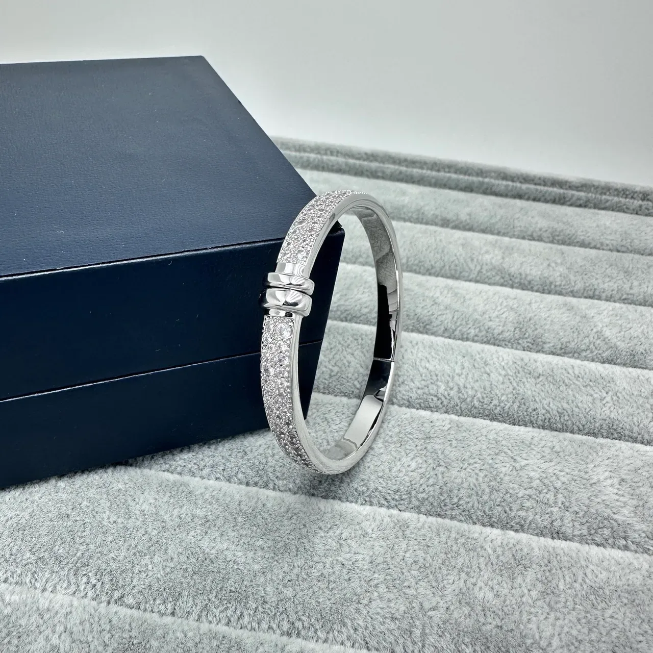 Bracelet rigide en argent et or pavé de cristaux avec charnière 5