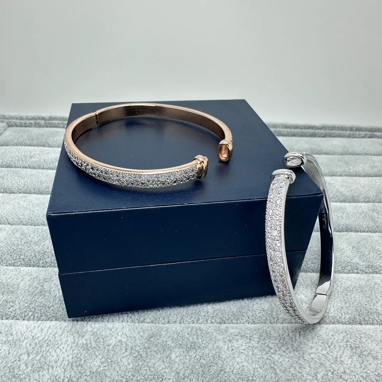Bracelet rigide en argent et or pavé de cristaux avec charnière 6