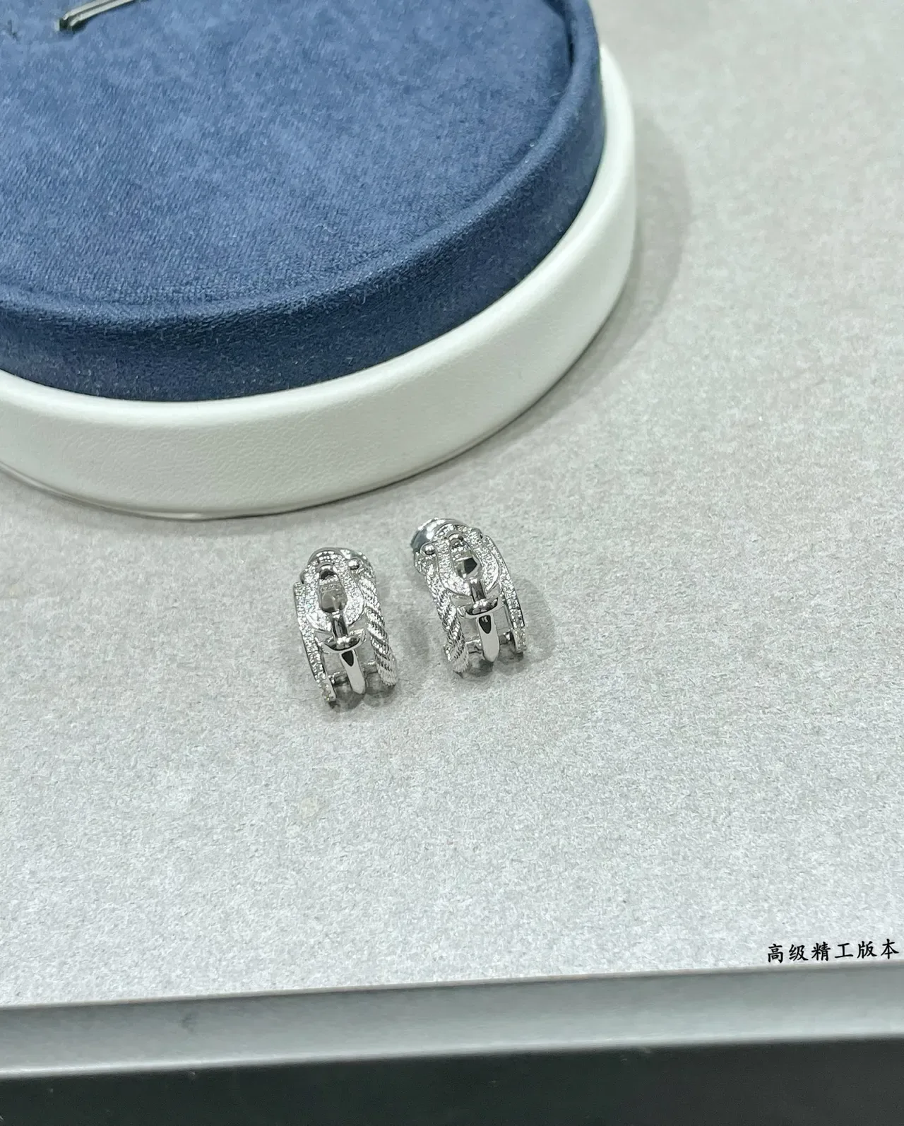 银色海军色 Pavé-Set Openwork 耳环 4