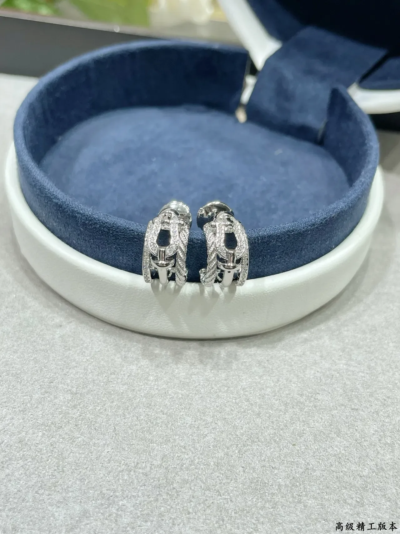 银色海军色 Pavé-Set Openwork 耳环 7