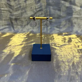 أقراط فضية زرقاء بحرية مع بذور pave-set على شكل قطرة معلقة بتصميم قطرة ثنائية الطبقة