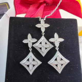রূপালী Pavé-Set ফ্লোরাল মোটিফ ডায়মন্ড-শেপড ওপেনওয়ার্ক ফ্রেম নেকলেস