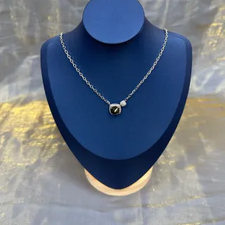 قلادة مع معلق هالو حجر أخضر مقطوع شكل cushion بلون فضي