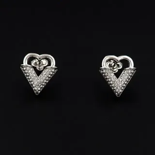 Brincos de cristal pavé em tom prata com forma de coração e V