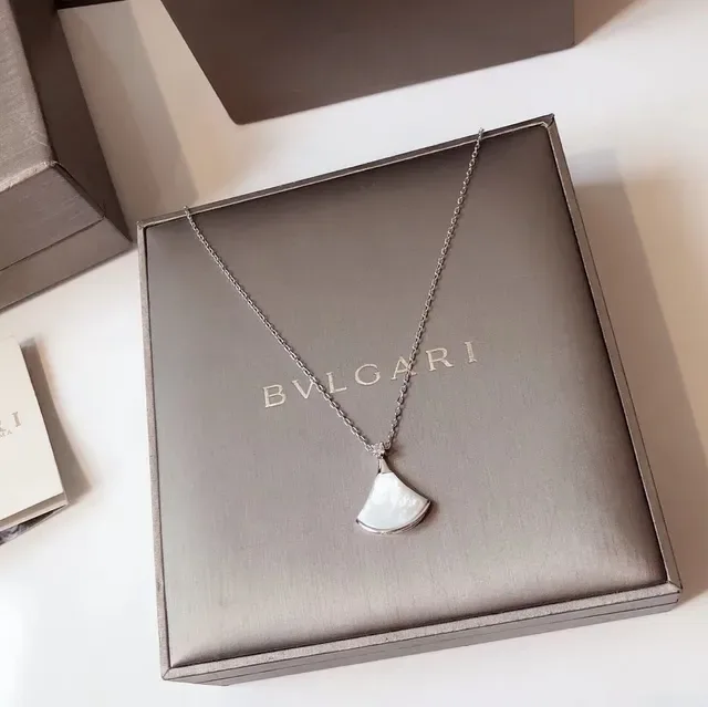 Silver-Toned Fan Pendant Necklace 9