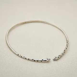 Bangle abierto plateado con manchas, esmaltado, cabeza de animal