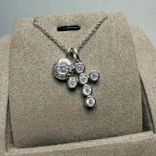 Collier pendentif avec disque texturé en ton argenté et pierres groupées