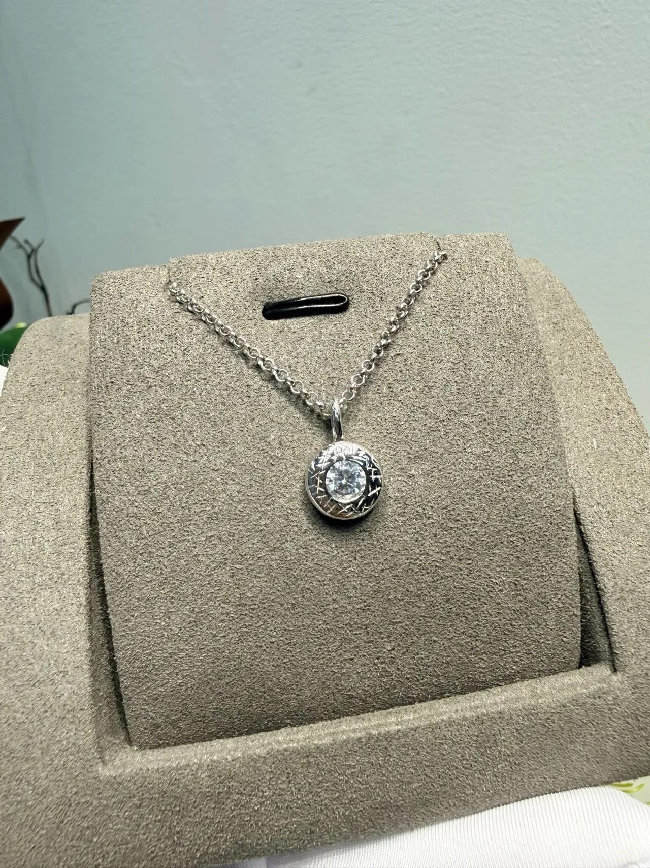 Silver-Toned Textured Disc and Clustered Stone Pendant Necklace 8