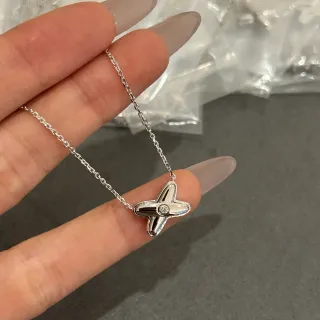 Collier pendentif argent transparent en forme de croix