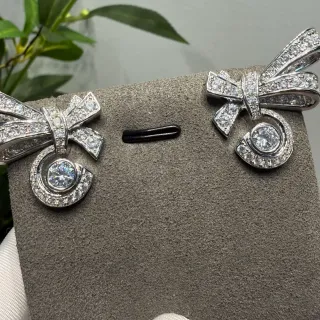 أقراط فضية بيضاء موتيف قوس ماس بافيه