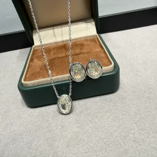 Collier argent blanc avec pierre ovale engastée en bezel