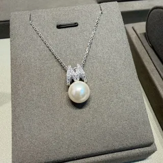 Collier en argent avec perle blanche et pendentif pavé-set de métal