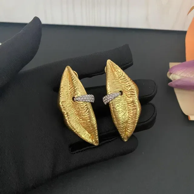 Textured Leaf-Shaped Pavé-Band Stud Earrings 6