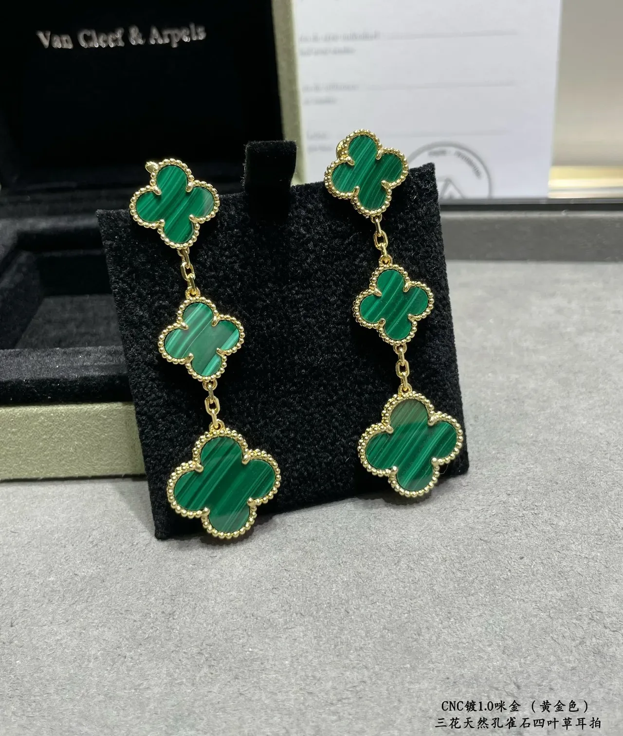 Boucles d'oreilles pendantes en forme de trèfle à trois niveaux en pierre de malachite dorée 2