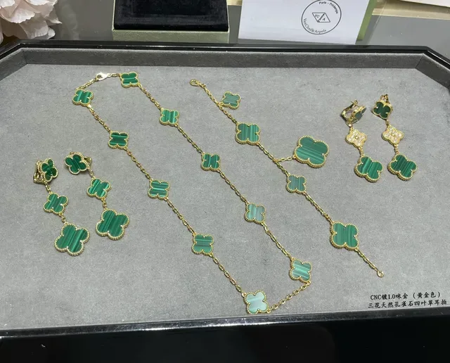 Boucles d'oreilles pendantes en forme de trèfle à trois niveaux en pierre de malachite dorée 3