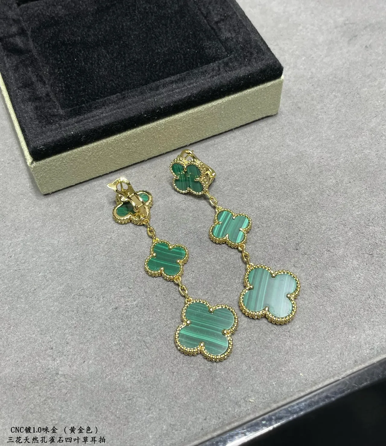 Boucles d'oreilles pendantes en forme de trèfle à trois niveaux en pierre de malachite dorée 6
