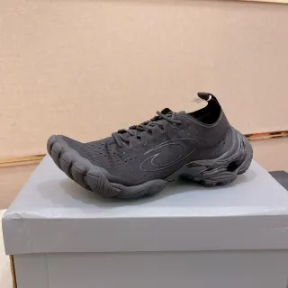 Vibram أحذية رياضية أسلوب حياة مع قاعدة خمسة أصابع وجزء علوي من القماش المحبوك الأسود