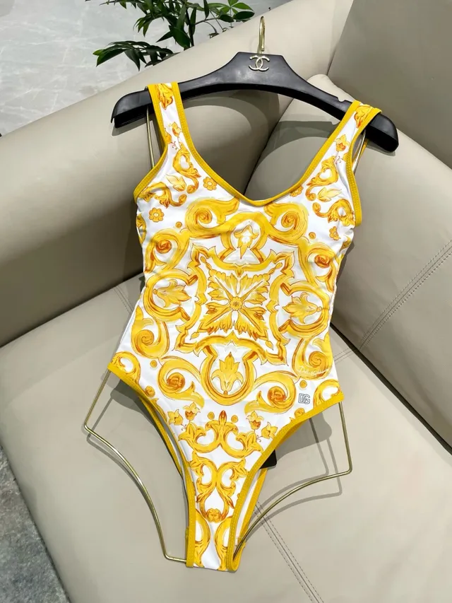 Traje de baño blanco y dorado con estampado barroco 2