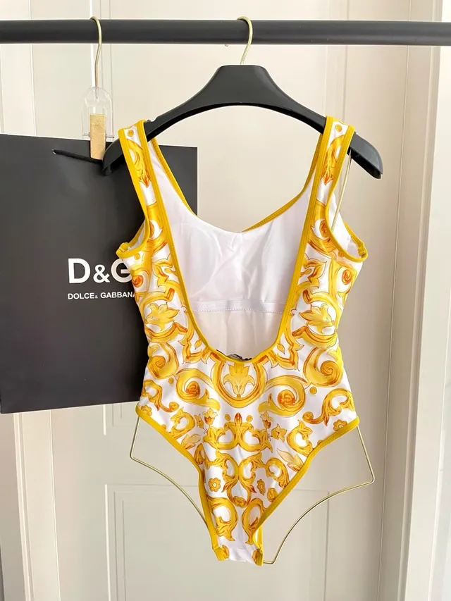 Traje de baño blanco y dorado con estampado barroco 3