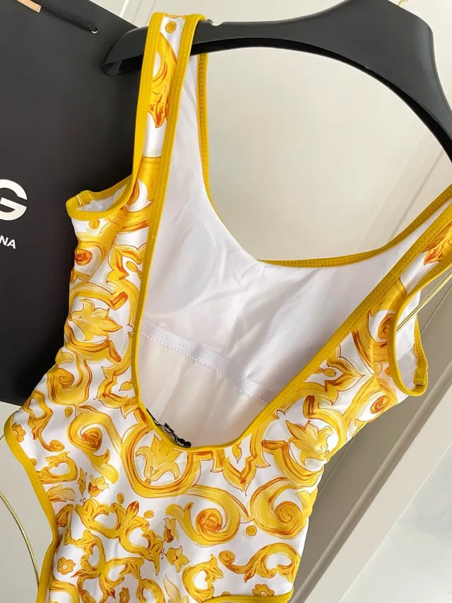 Traje de baño blanco y dorado con estampado barroco 4