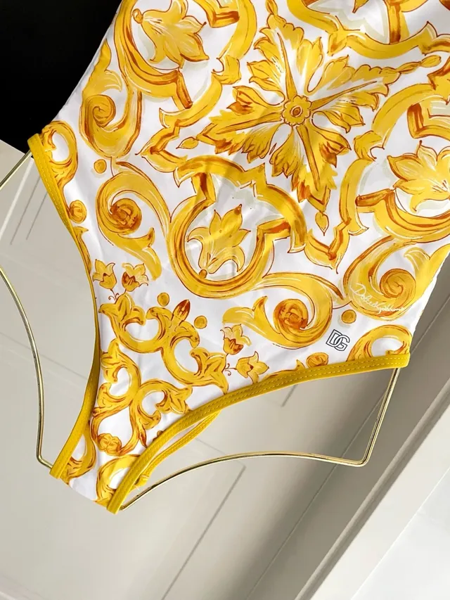 Traje de baño blanco y dorado con estampado barroco 5