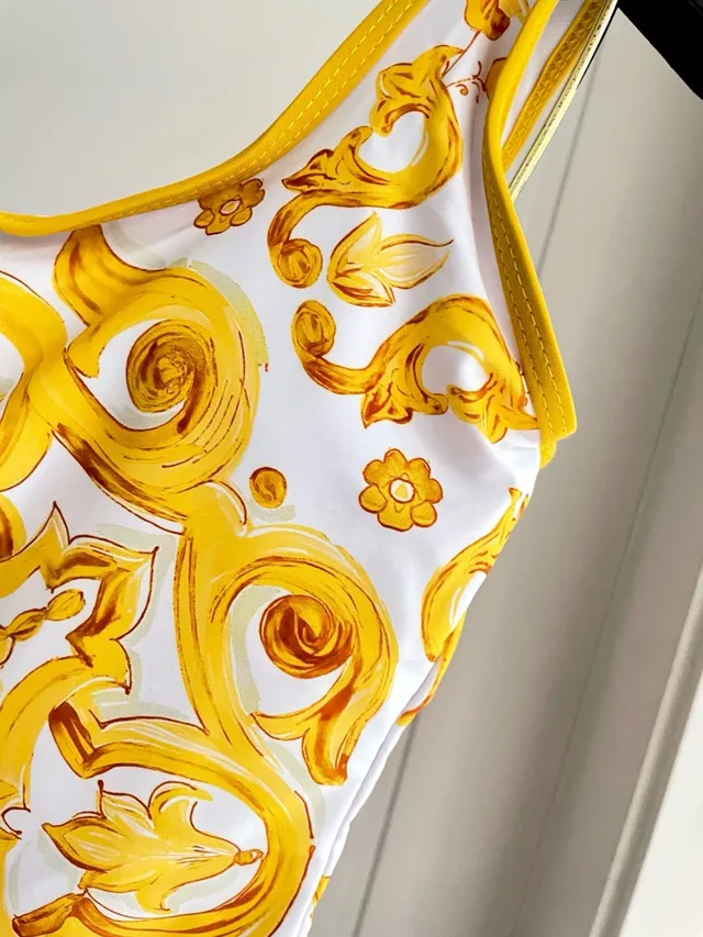 Traje de baño blanco y dorado con estampado barroco 6