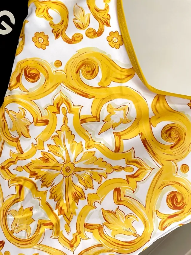Traje de baño blanco y dorado con estampado barroco 7