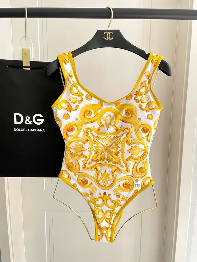 Traje de baño blanco y dorado con estampado barroco 8