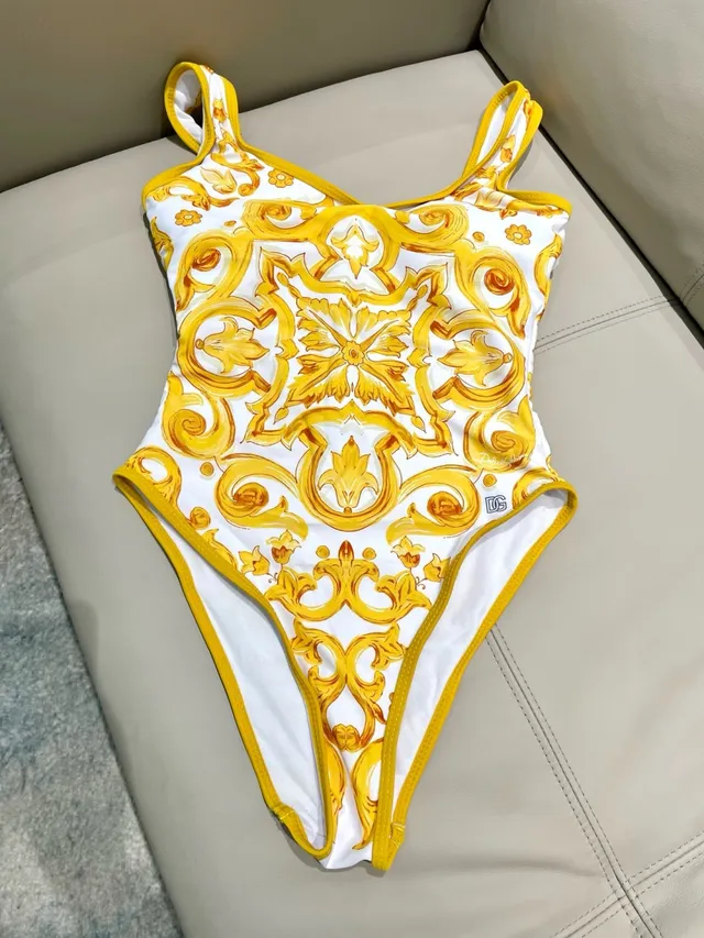Traje de baño blanco y dorado con estampado barroco 11