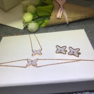 Collier en métal avec pendentif en forme de croix en or blanc