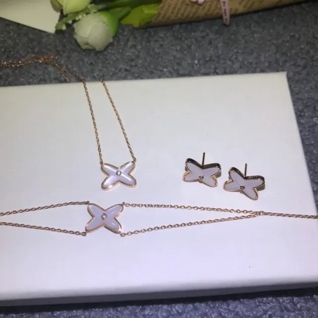 Collier en métal avec pendentif en forme de croix en or blanc 2