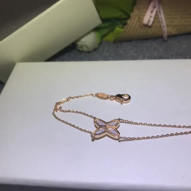 Collier en métal avec pendentif en forme de croix en or blanc 5