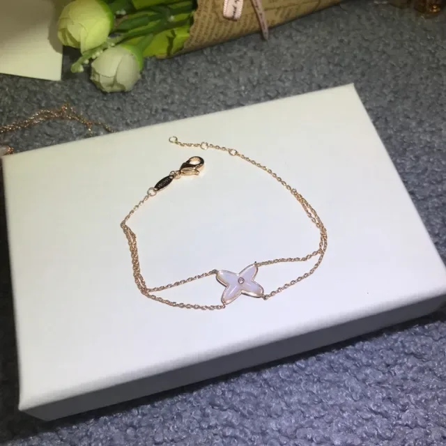 Collier en métal avec pendentif en forme de croix en or blanc 6