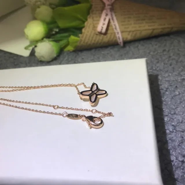 Collier en métal avec pendentif en forme de croix en or blanc 7