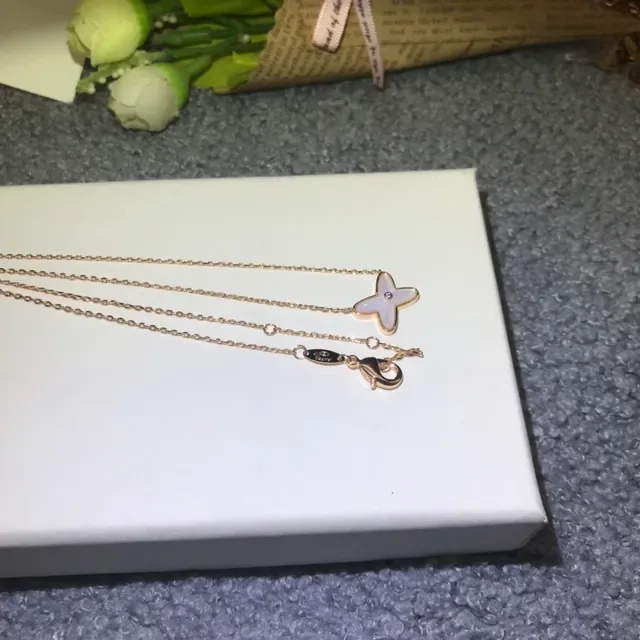 Collier en métal avec pendentif en forme de croix en or blanc 8