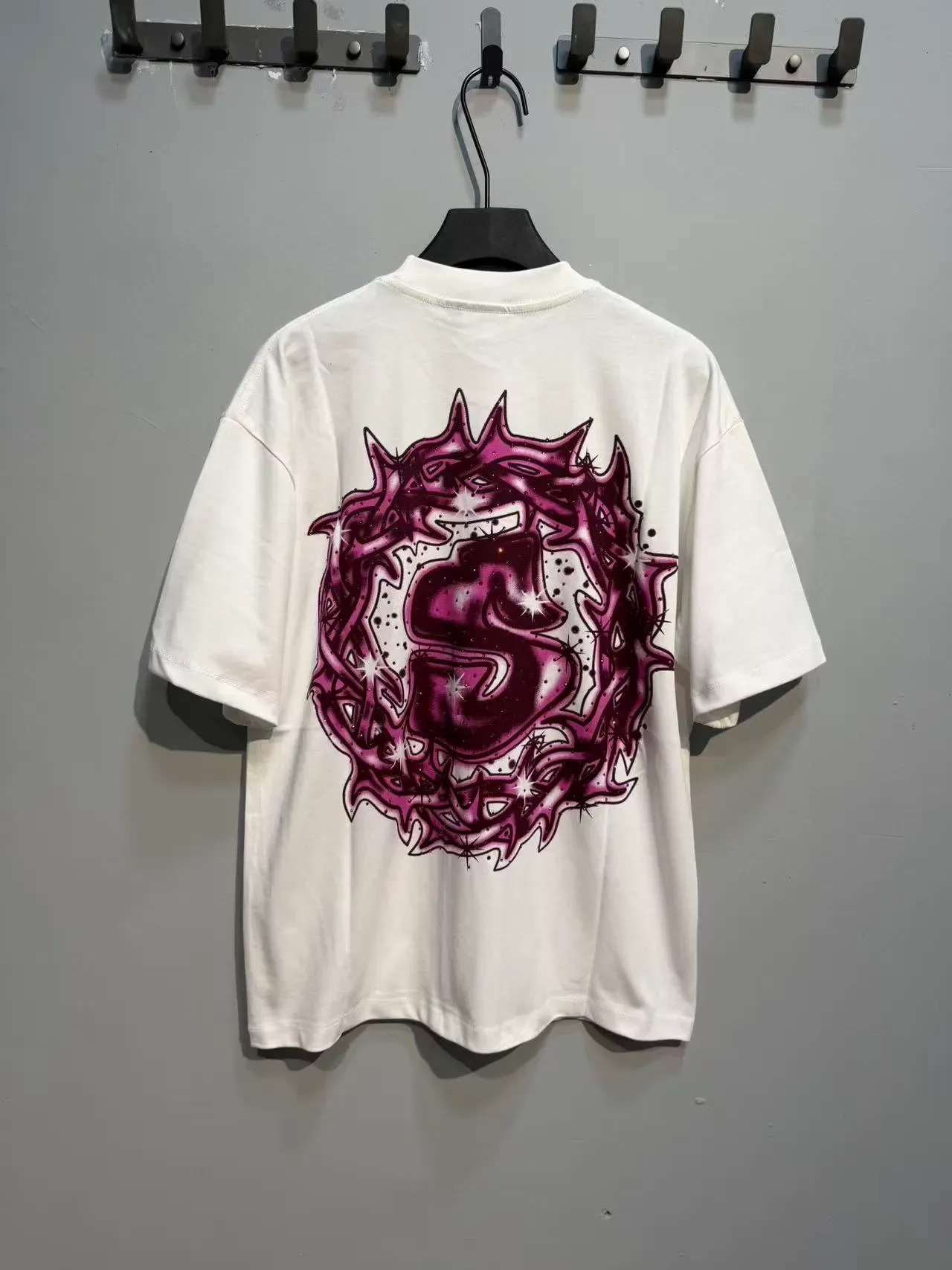 T-shirt oversize blanc et magenta imprimé graphique 6