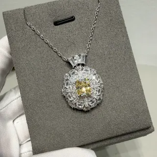 Collier avec pendentif halo cluster de pierres multiples jaune et argent